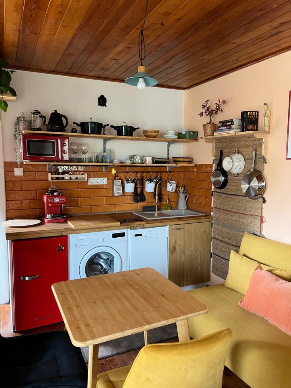 Kitchen or kitchenette, Living room, Seating area, dishwasher, minibar, stove, toaster, washing machine