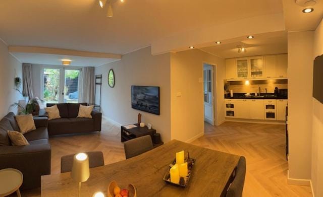 TV and multimedia, Kitchen or kitchenette, Living room, Seating area, Dining area, stove