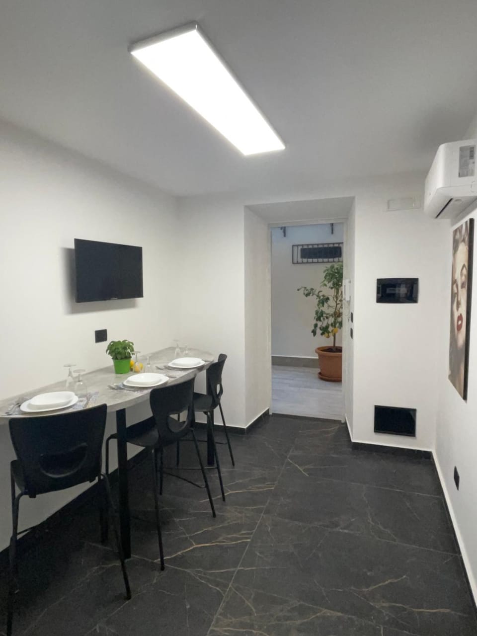 TV and multimedia, Living room, Seating area, Dining area, air conditioner