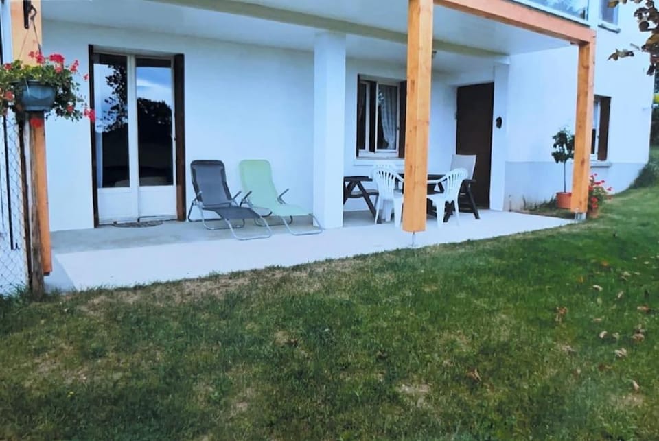 Property building, Patio, Spring, Day, Garden, Garden view