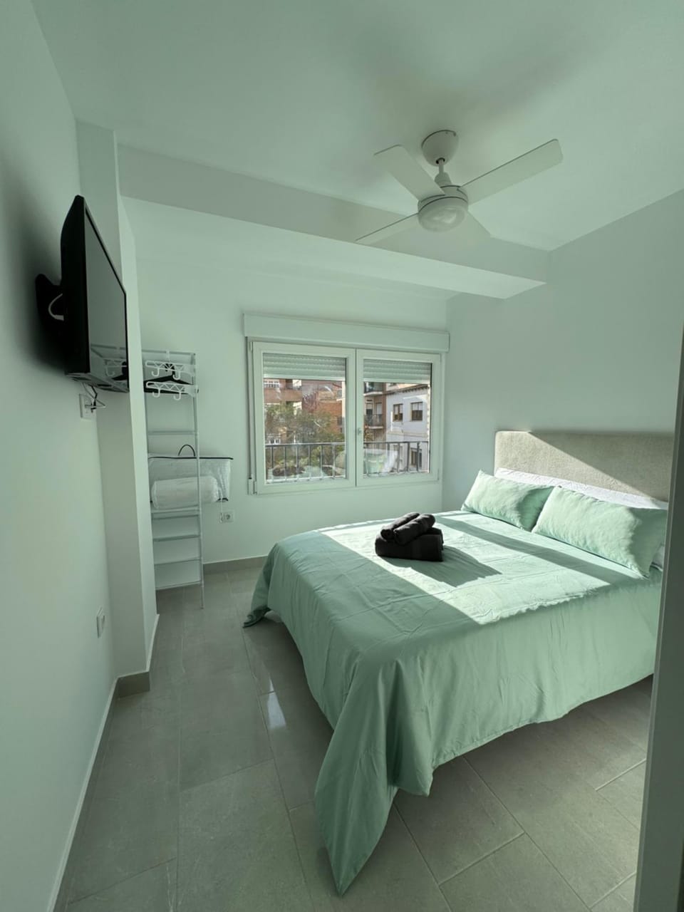 Bed, TV and multimedia, Photo of the whole room, Bedroom, fireplace, towels