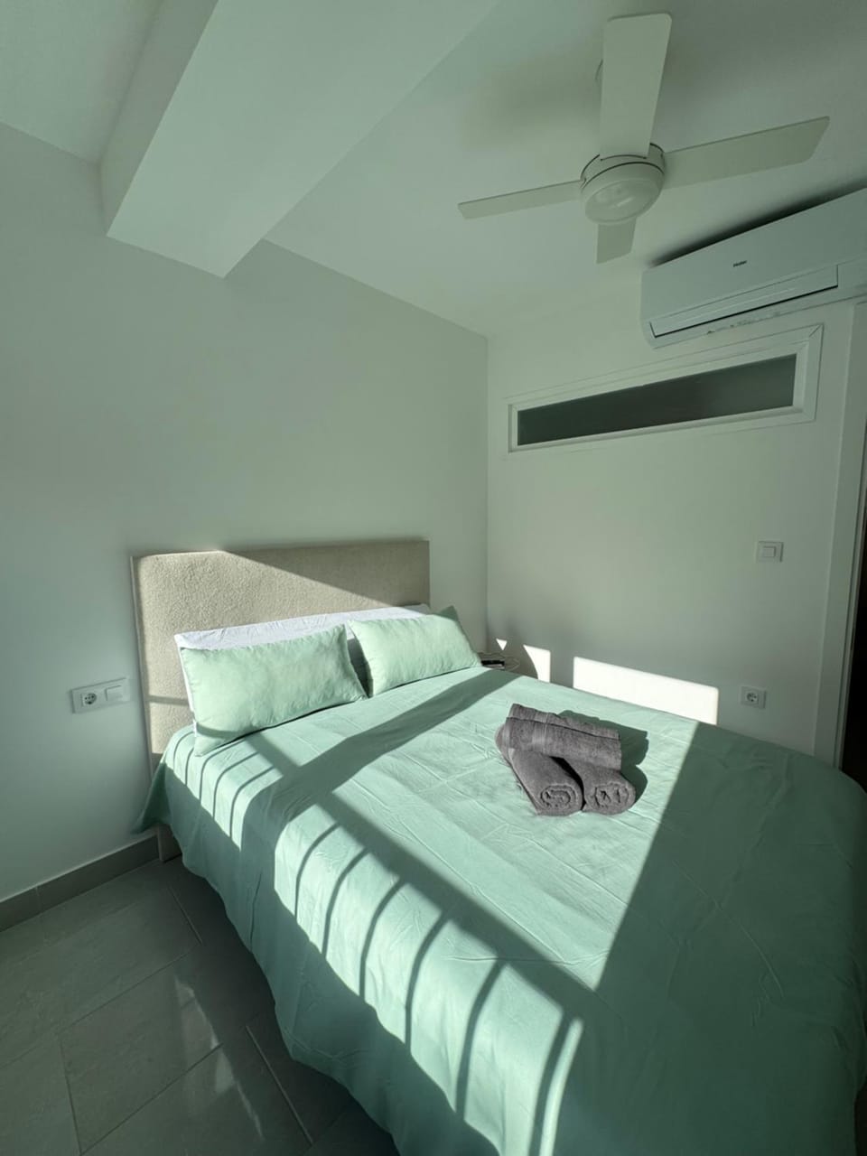 Bed, Photo of the whole room, Bedroom, towels