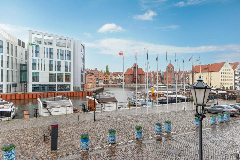 Property building, Day, Neighbourhood, City view, Location
