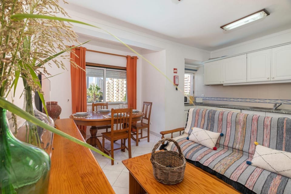 Kitchen or kitchenette, Living room, Seating area, Dining area, minibar