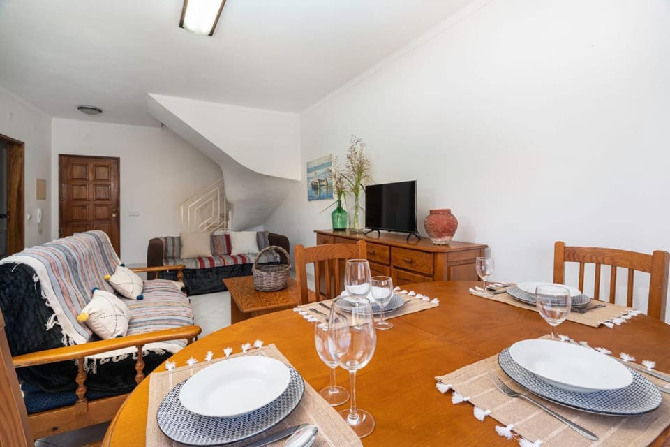 Communal lounge/ TV room, TV and multimedia, Living room, Seating area, Dining area
