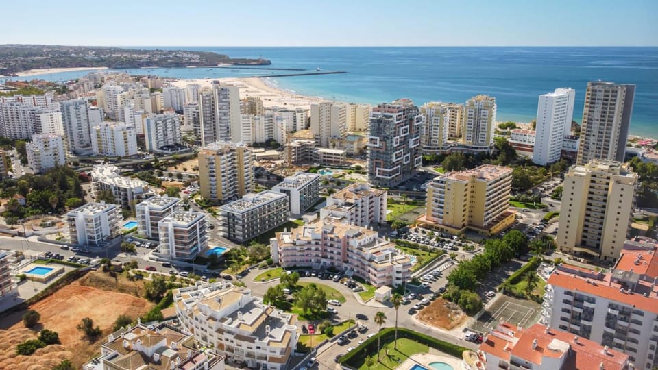 Property building, Nearby landmark, Day, Natural landscape, Bird's eye view, Beach, City view, Sea view, Street view, Location