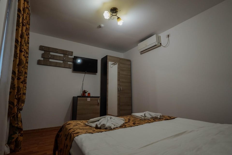 Bed, TV and multimedia, Photo of the whole room, towels, air conditioner