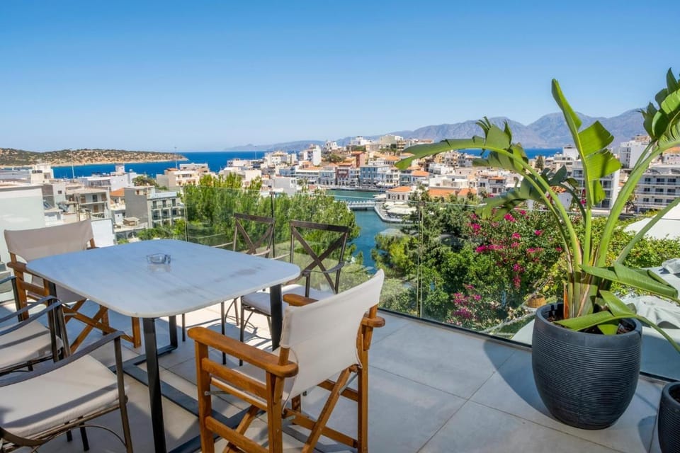 Property building, Balcony/Terrace, Living room