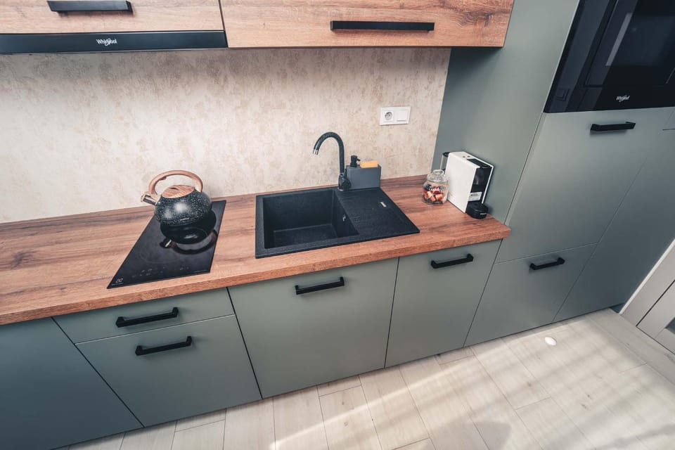 Coffee/tea facilities, Kitchen or kitchenette, stove