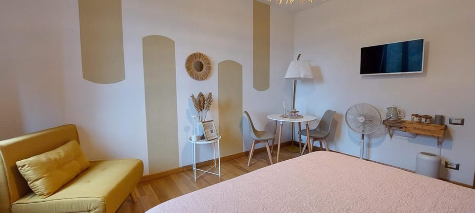 Bed, TV and multimedia, Living room, Seating area, Bedroom