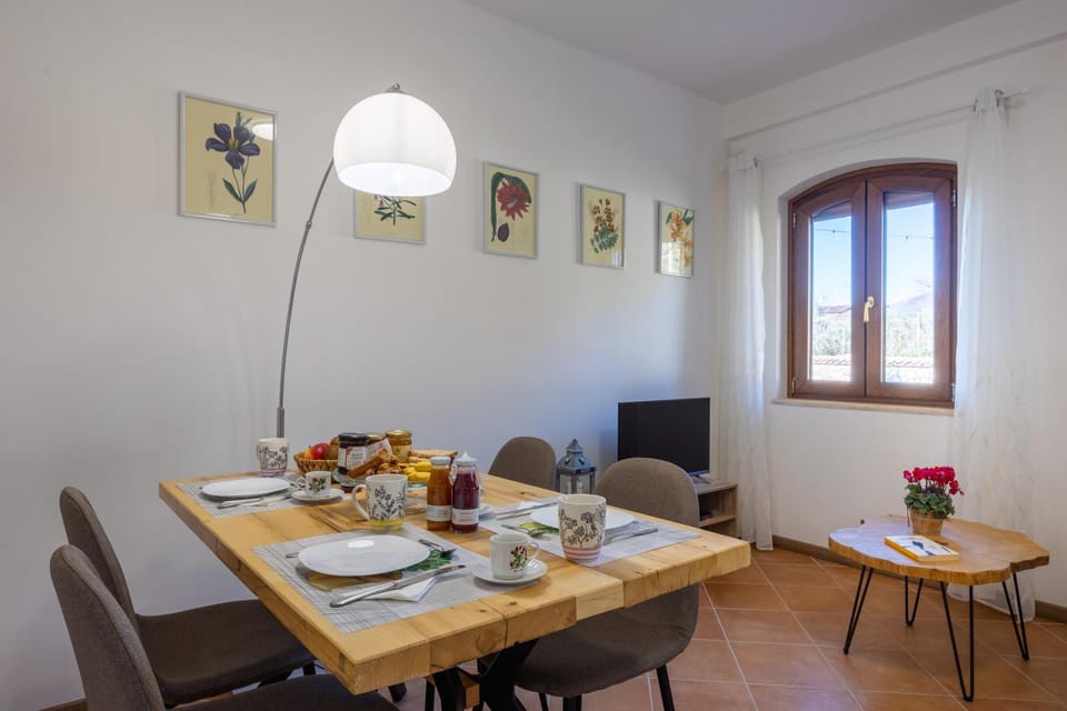 TV and multimedia, Living room, Food and drinks, Seating area, Dining area, Food