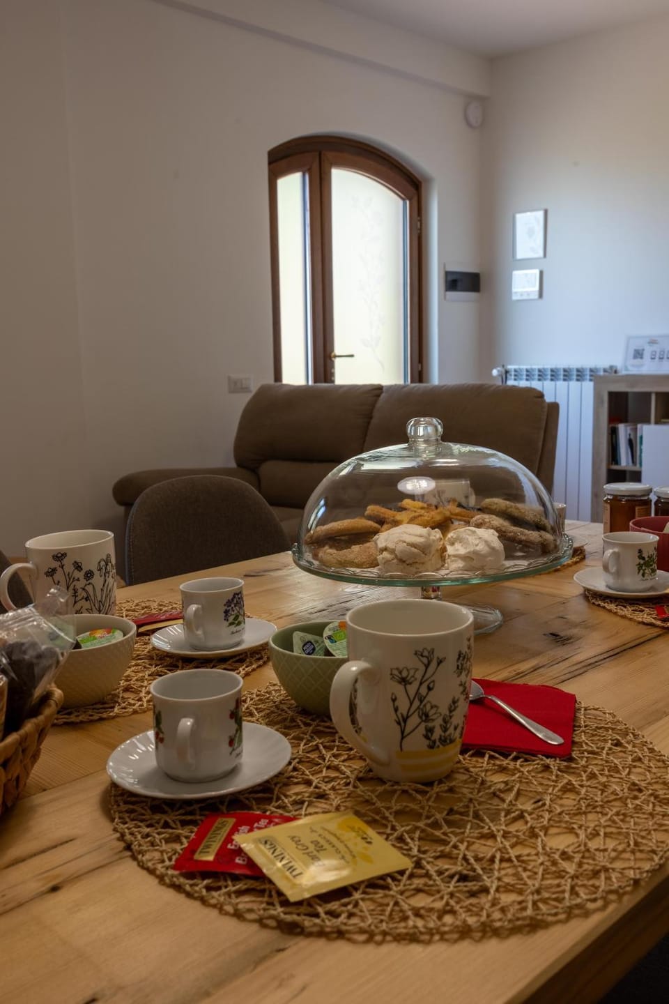 Coffee/tea facilities, Food and drinks, Dining area, Food