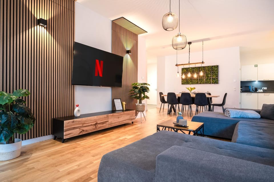 TV and multimedia, Living room, Seating area, Evening entertainment