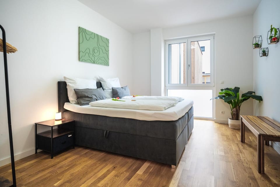 Bed, Photo of the whole room, Seating area, Bedroom