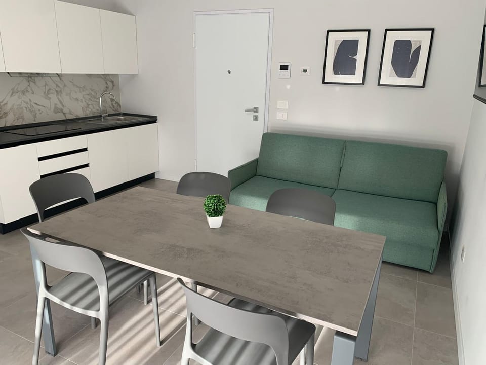 Kitchen or kitchenette, Living room, Seating area, Dining area
