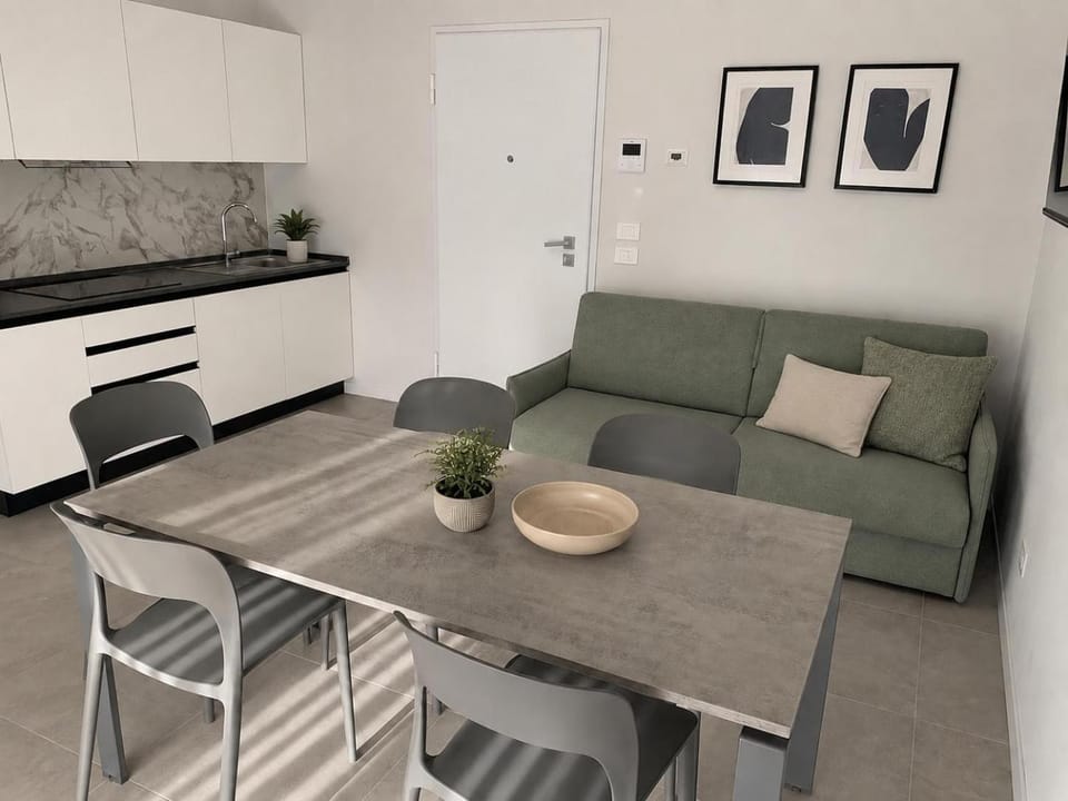 Kitchen or kitchenette, Seating area, stove, kitchen
