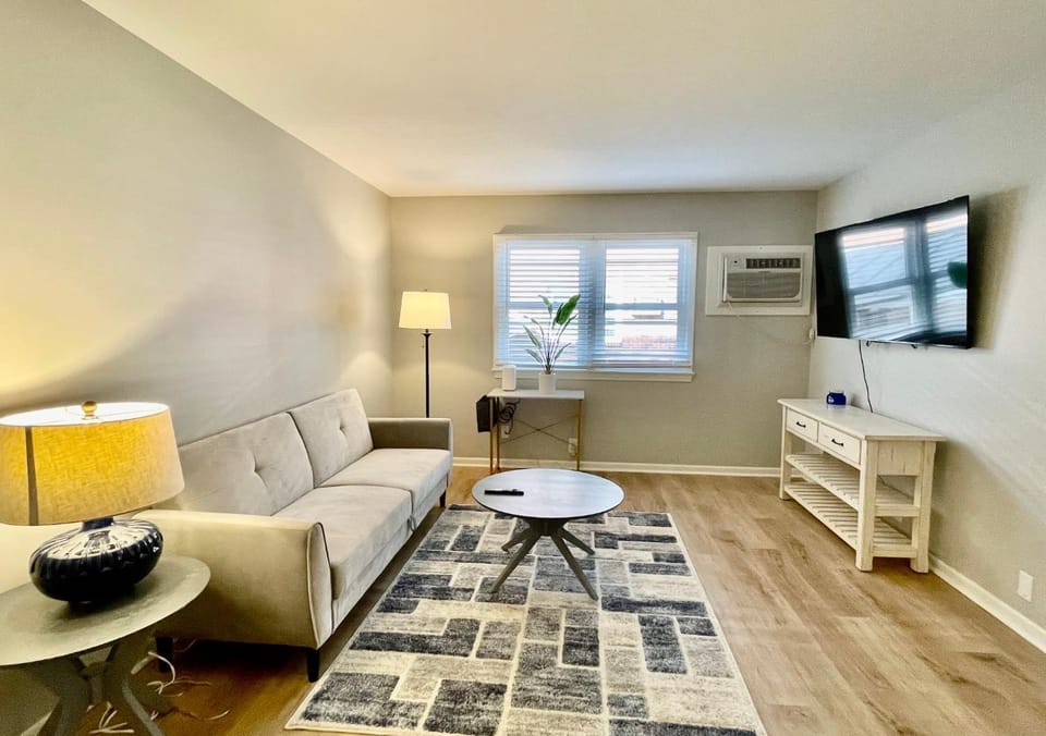 Cathedral 1-Walking Distance to UNMC Apartment in Omaha