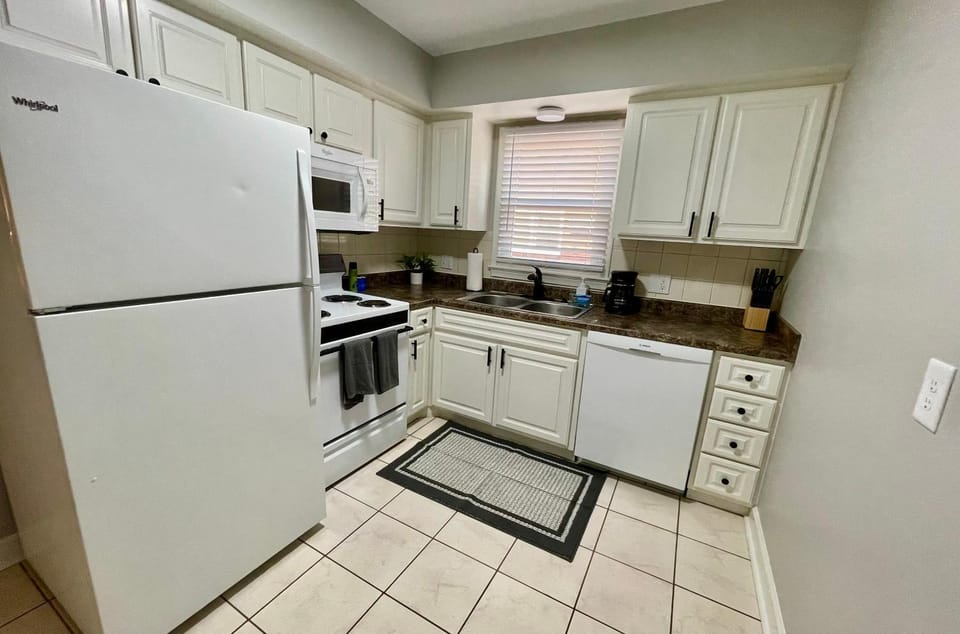 Cathedral 1-Walking Distance to UNMC Apartment in Omaha