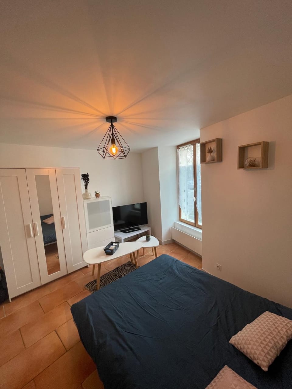 Bed, TV and multimedia, Photo of the whole room, Bedroom, towels