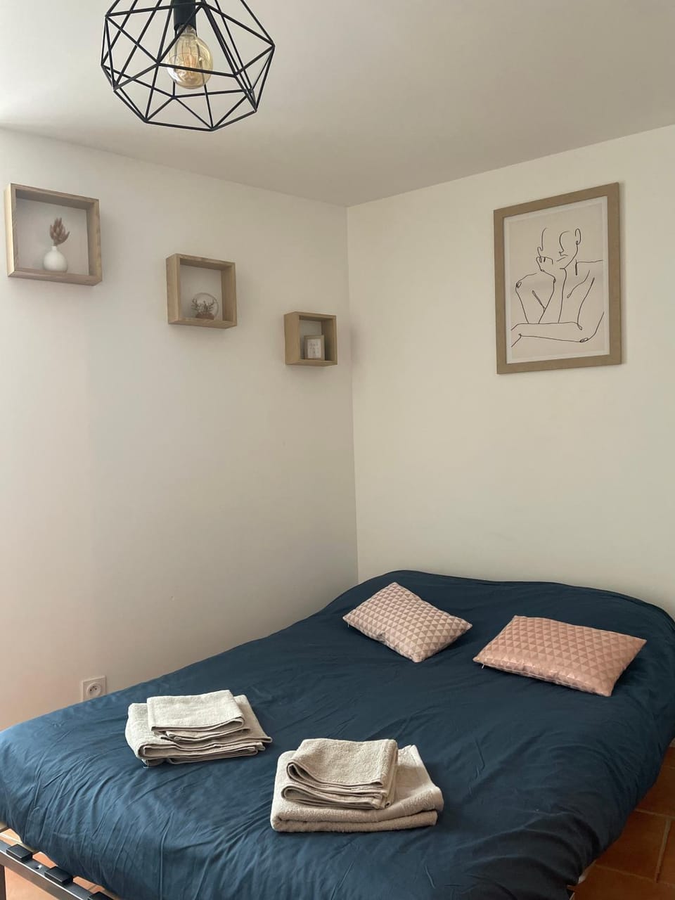 Bed, Photo of the whole room, Decorative detail, Bedroom, towels