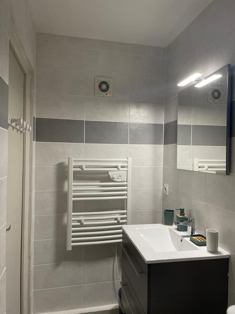 Bathroom, internet, towels