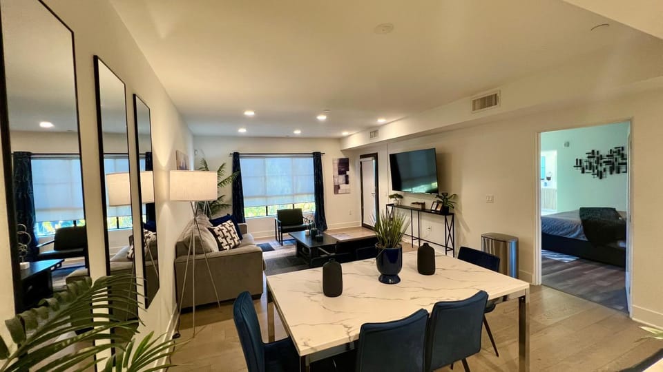 Century City Cozy 3 Bedroom Apartment with Parking 302,303 Apartment in Westwood
