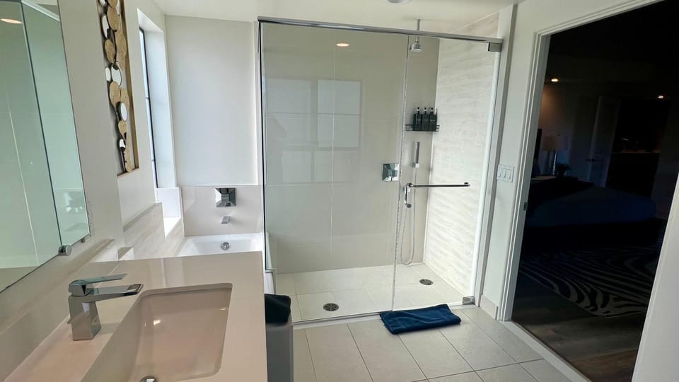 Century City Cozy 3 Bedroom Apartment with Parking 302,303 Apartment in Westwood