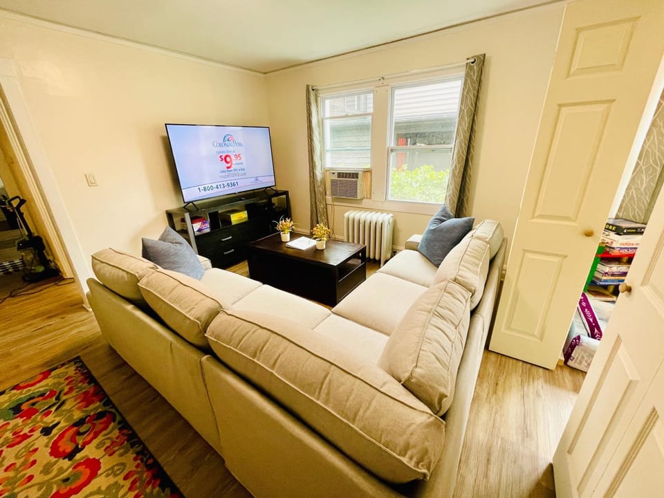 Communal lounge/ TV room, TV and multimedia, Living room, Seating area, Evening entertainment