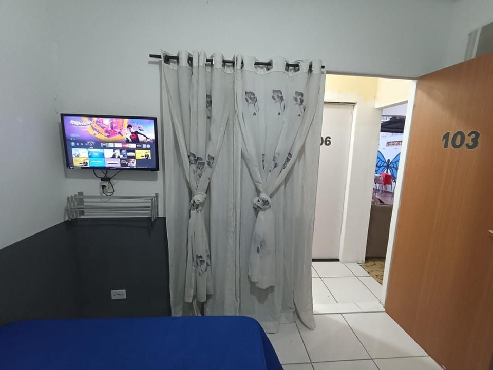 Bed, TV and multimedia, Photo of the whole room, Bedroom