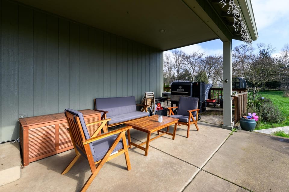 River House - 4 bedroom, 2 bath private home House in Eugene