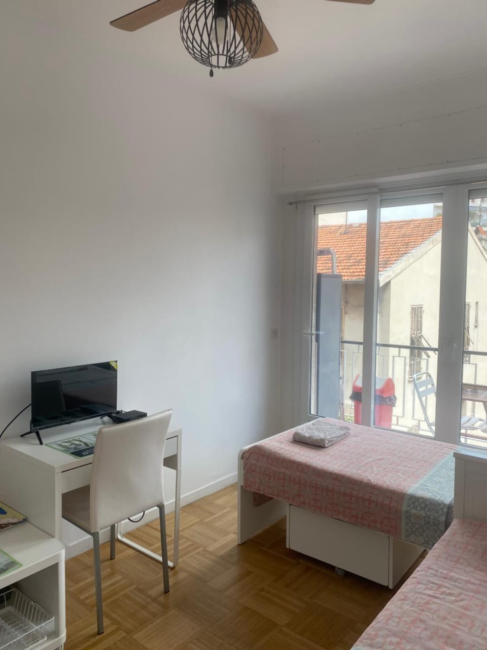 Mirela's Private Room with key, AC, lift & balcony in the center of Nice on the Cote d'Azur Vacation rental in Nice