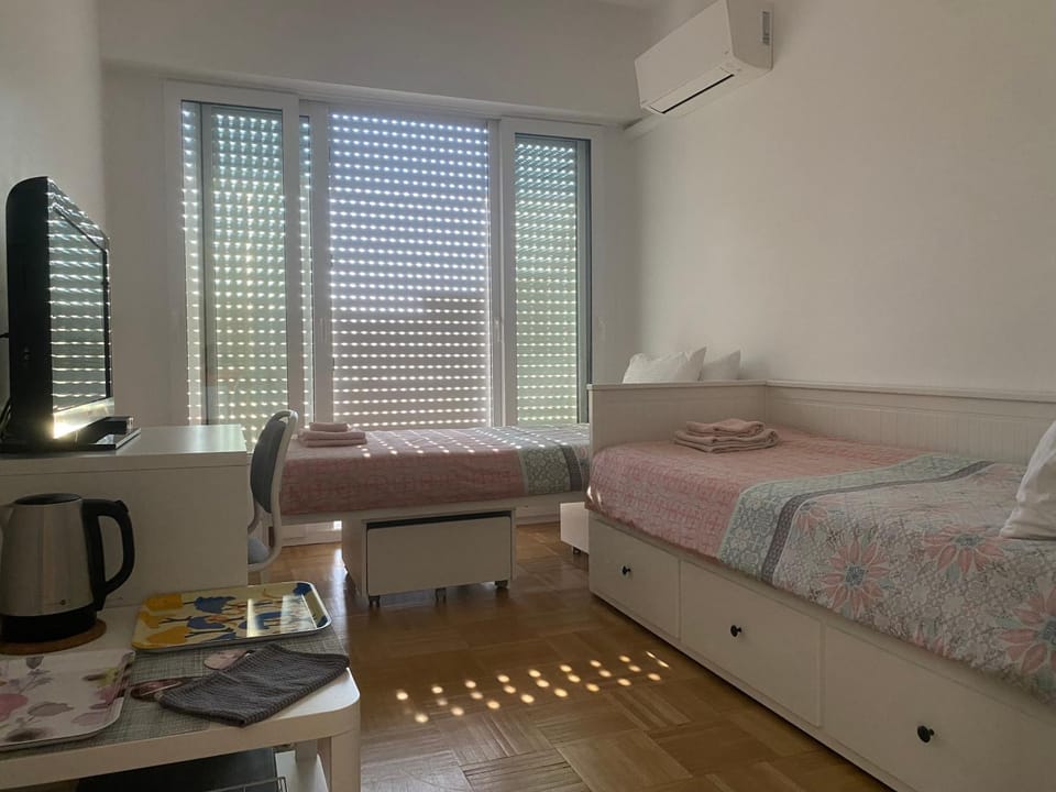 Mirela's Private Room with key, AC, lift & balcony in the center of Nice on the Cote d'Azur Vacation rental in Nice