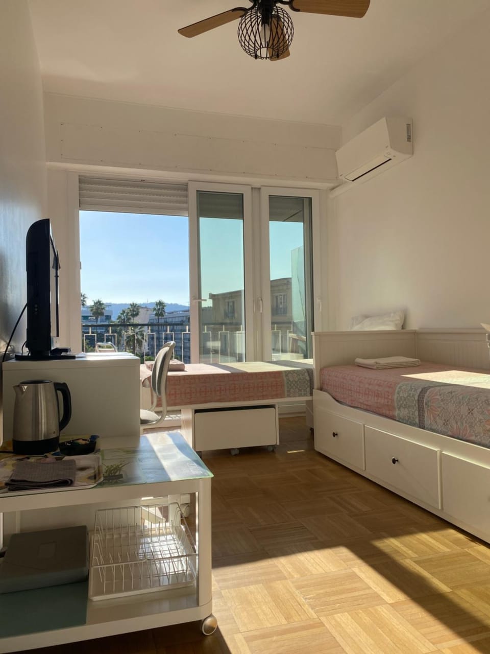 Mirela's Private Room with key, AC, lift & balcony in the center of Nice on the Cote d'Azur Vacation rental in Nice