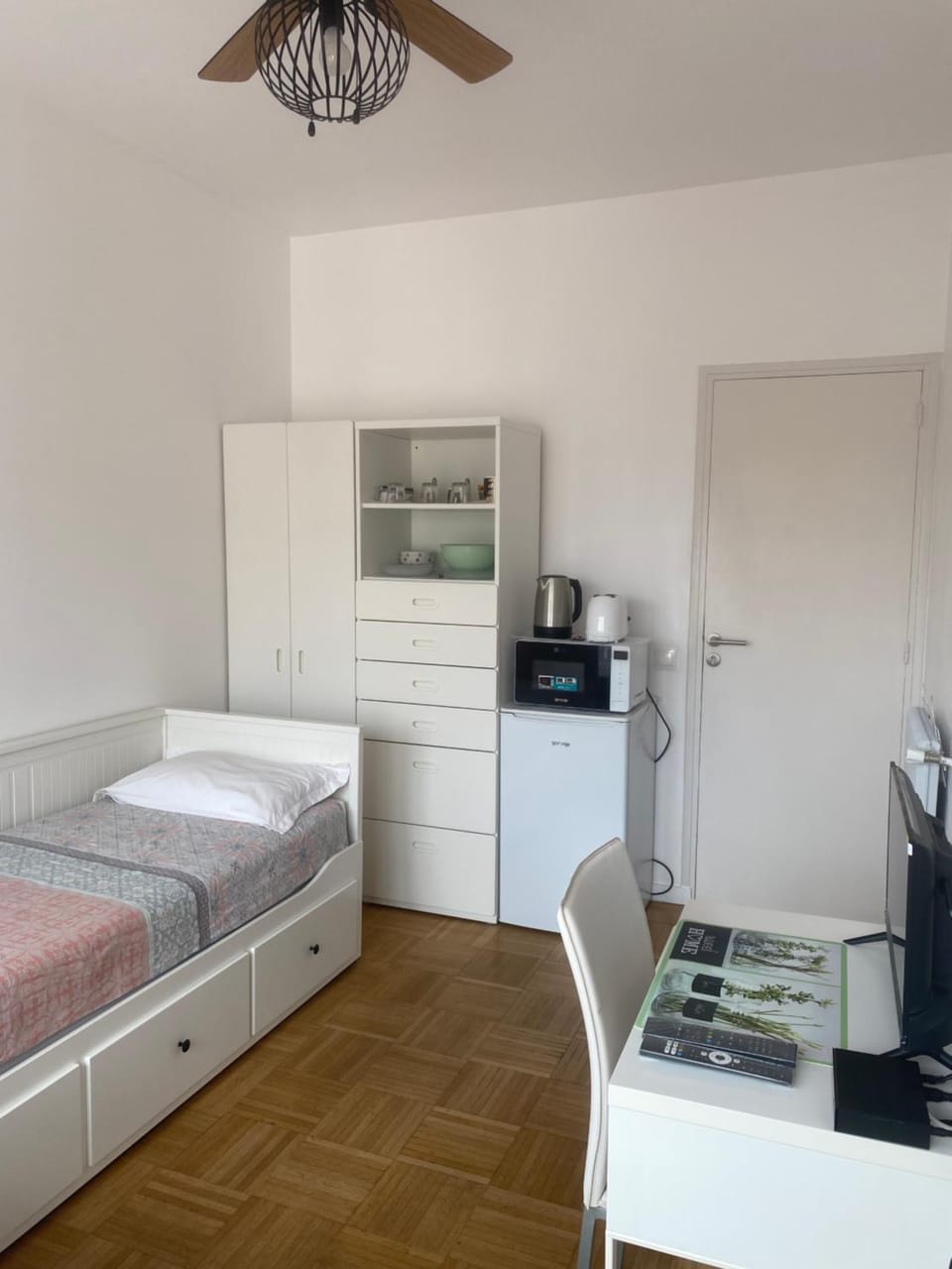 Mirela's Private Room with key, AC, lift & balcony in the center of Nice on the Cote d'Azur Vacation rental in Nice