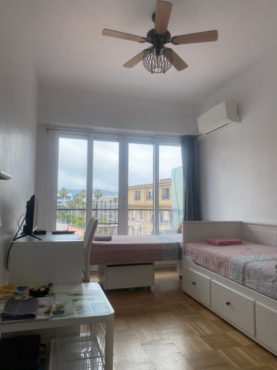 Mirela's Private Room with key, AC, lift & balcony in the center of Nice on the Cote d'Azur Vacation rental in Nice