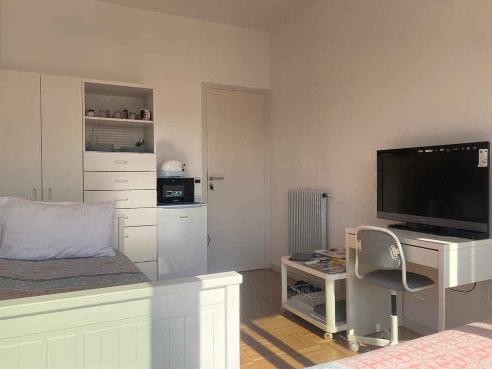 Mirela's Private Room with key, AC, lift & balcony in the center of Nice on the Cote d'Azur Vacation rental in Nice