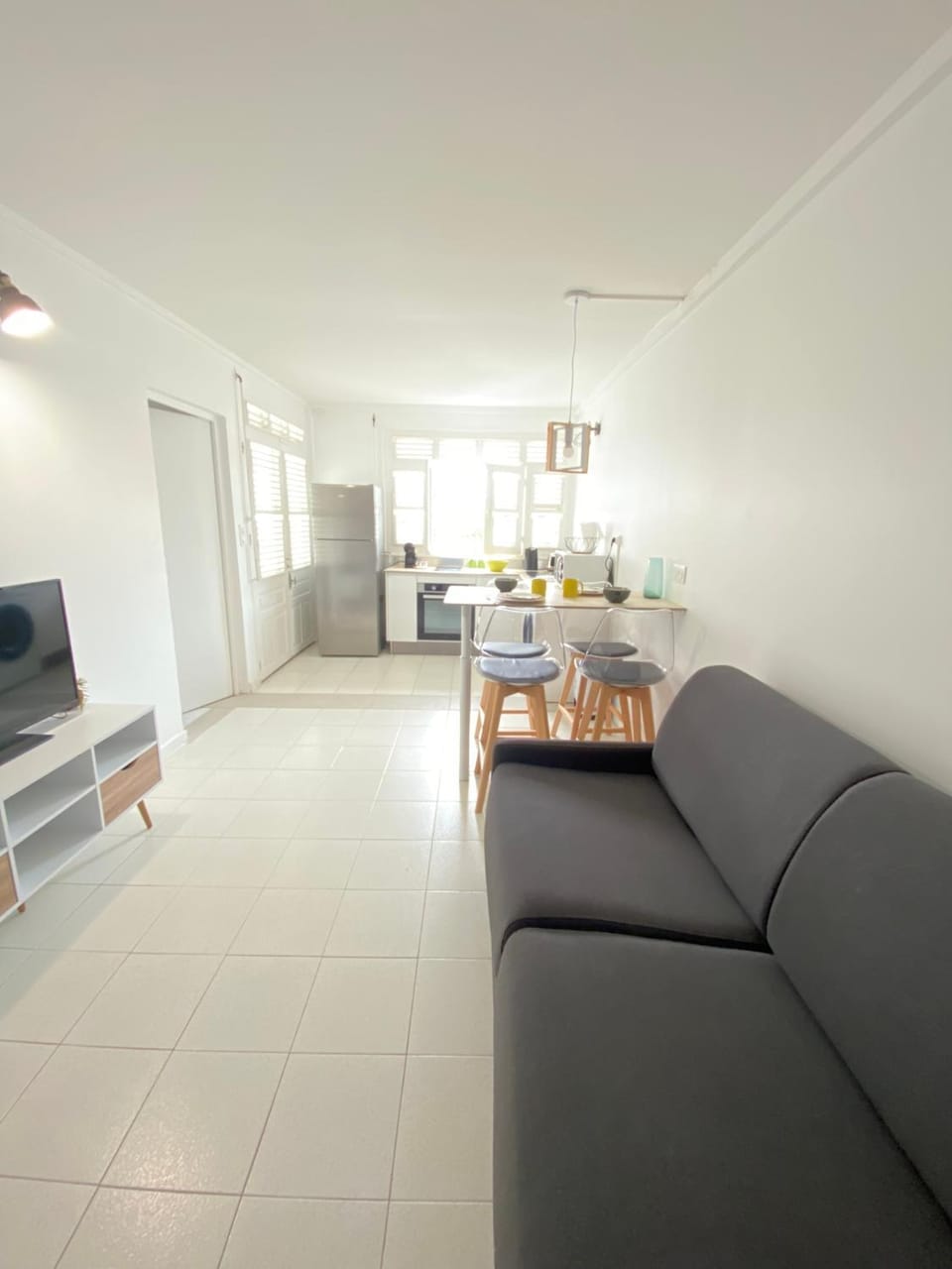 TV and multimedia, Kitchen or kitchenette, Living room, Seating area, Dining area