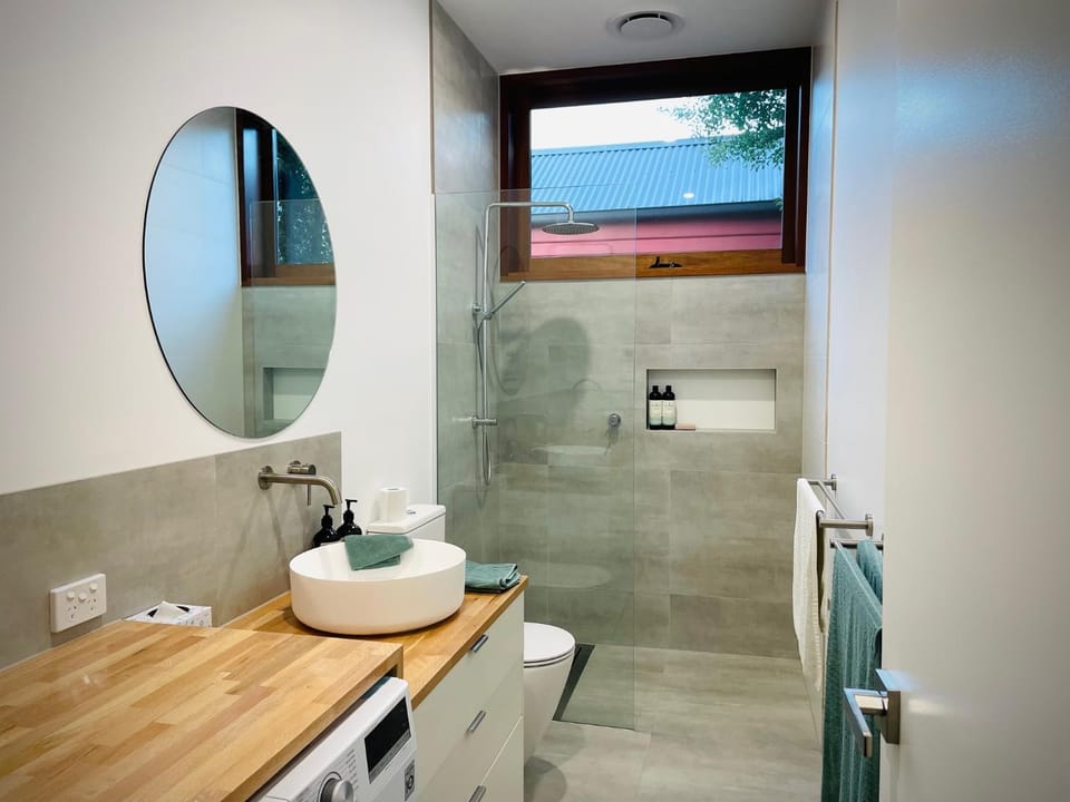 Shower, Toilet, Bathroom, towels