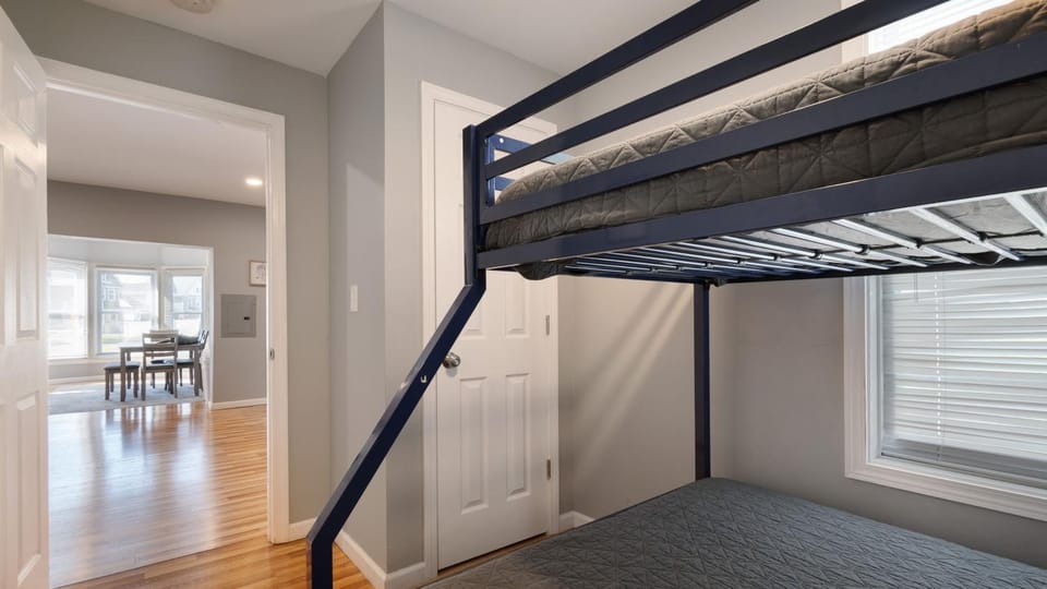 Beautifull Whole House! Walk to Niagara Falls! 4 Bedroom Home House in Niagara Falls