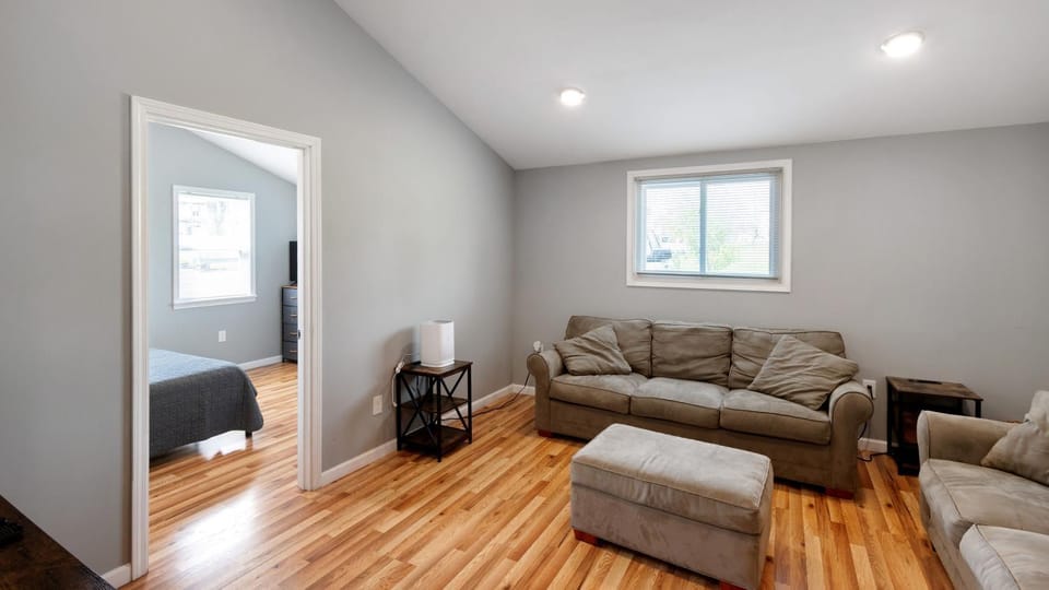 Beautifull Whole House! Walk to Niagara Falls! 4 Bedroom Home House in Niagara Falls