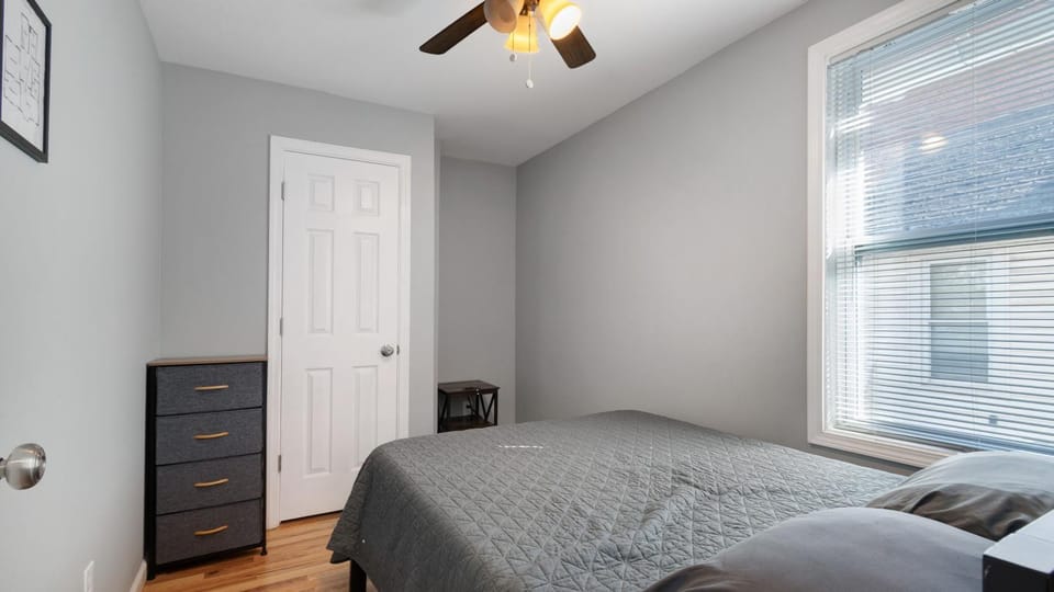 Beautifull Whole House! Walk to Niagara Falls! 4 Bedroom Home House in Niagara Falls