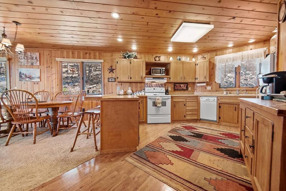 Kitchen or kitchenette, Dining area, dishwasher, minibar, pet friendly, stove