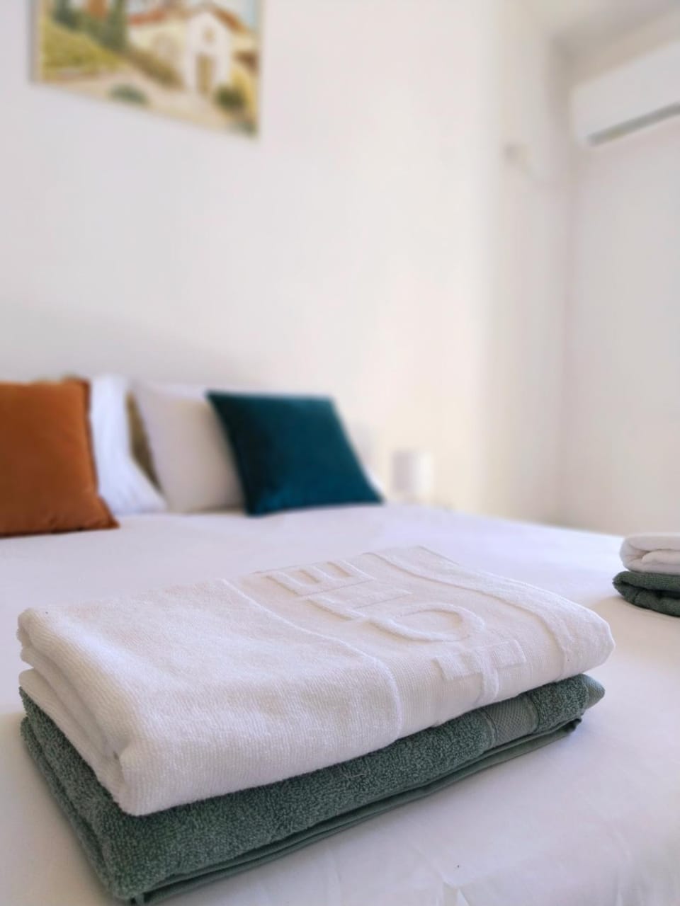 Bed, Bedroom, towels