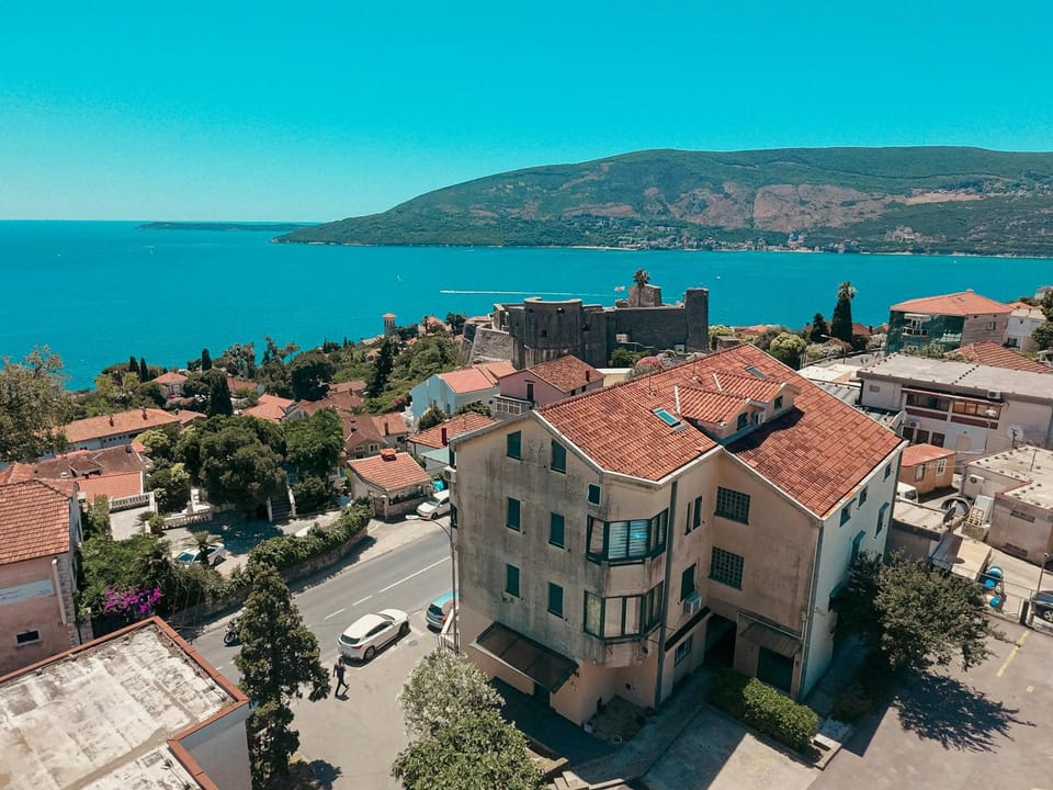 Neighbourhood, Natural landscape, City view, Sea view, Street view, Location, Parking