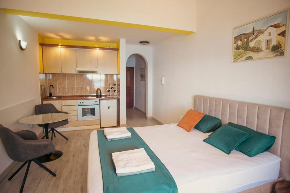 Kitchen or kitchenette, Seating area, Dining area, Bedroom