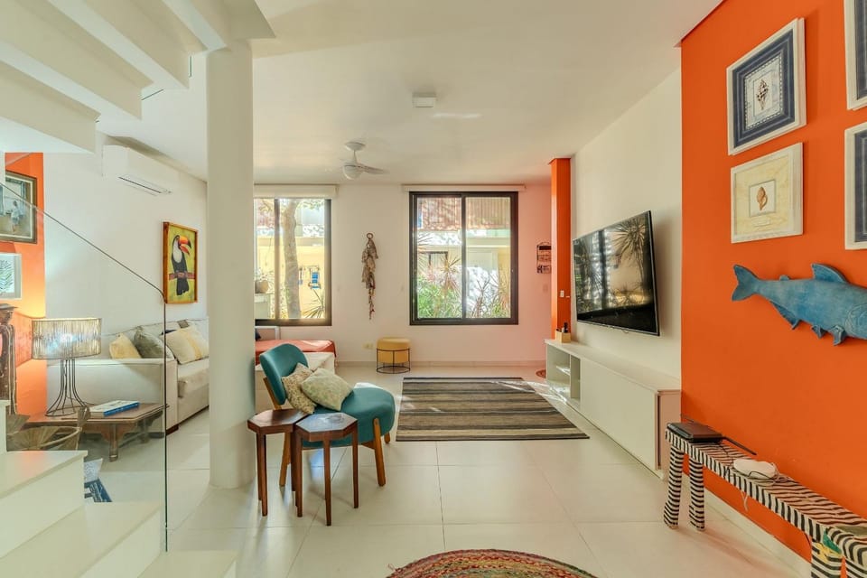 TV and multimedia, Living room, Decorative detail, Seating area, Entertainment, Family