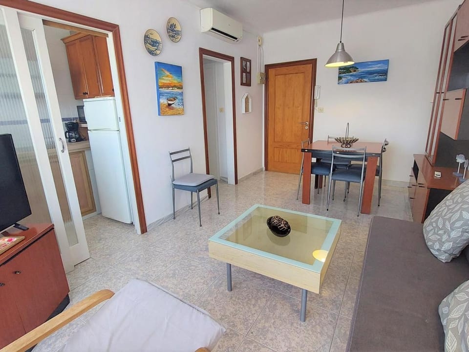 Apartamento familiar 2 hab. en primera línea de mar en Llançà, se admiten mascotas - ES-170-89 Apartment in Alt Empordà