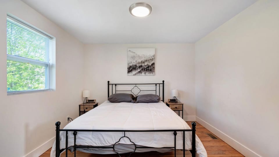 7 Bedroom House! Walk to Niagara Falls! New Whole House House in Niagara Falls