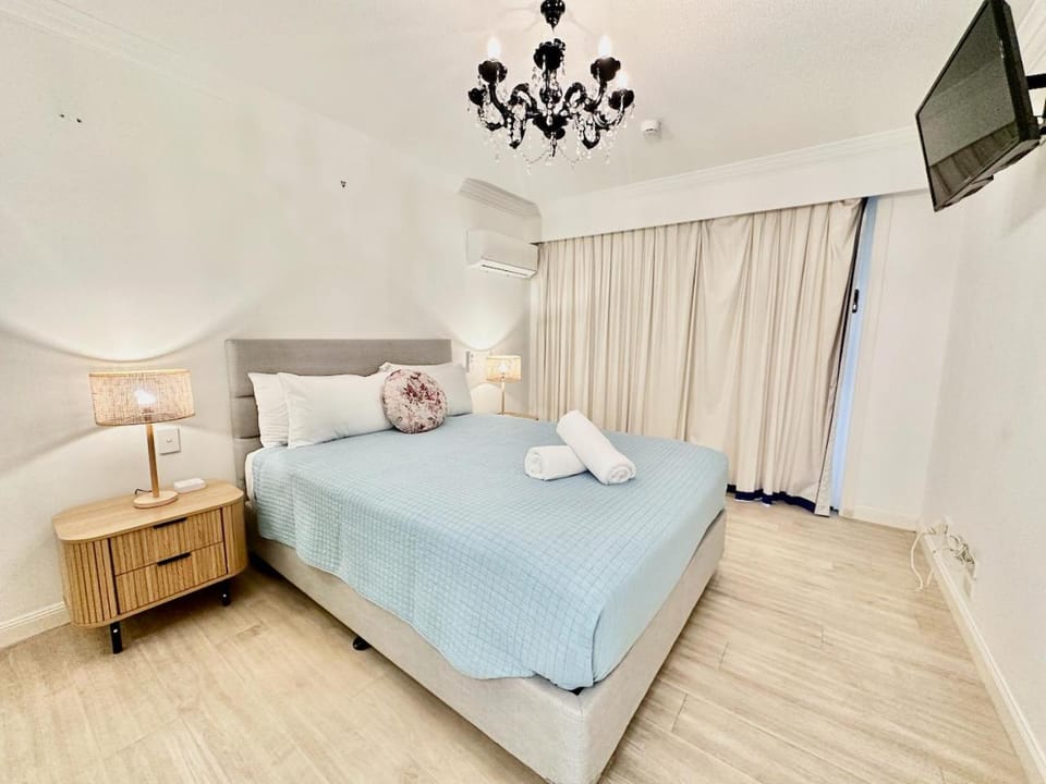 Bedroom, towels