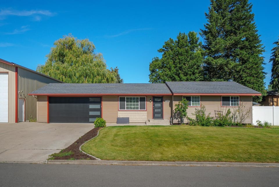 Property building, Facade/entrance, Garden, Quiet street view, Parking